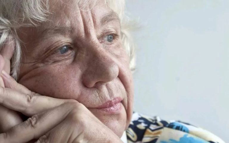 Коли вхідні двері мого будинку вимагали заміни, я вирішила звернутися за допомогою до сина. Саме в цей момент виявилася його залежність від дружини.