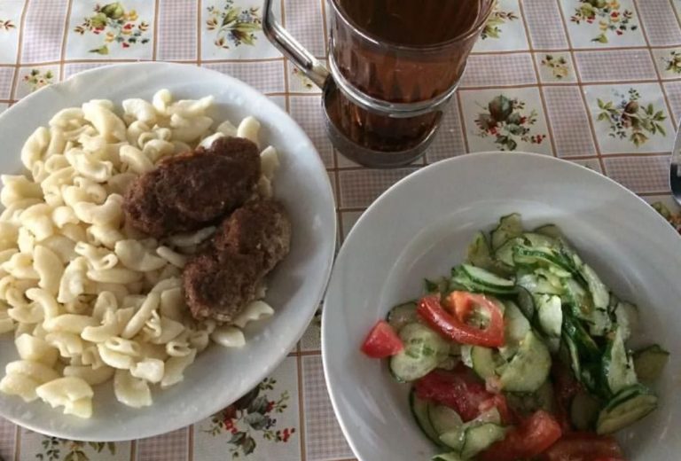 Коли мої діти зголодніли, дружина мого брата сказала, що в них вдома немає жодної їжі. Але коли я повернулася до них за півгодини – то була приголомшена побаченим.