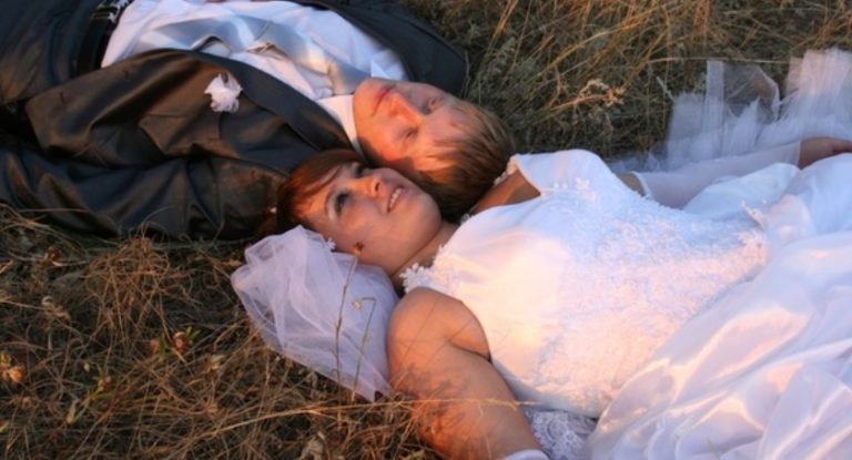 В першу шлюбну ніч дружина і чоловік домовилися нікому не відкривати двері, але те, що сталося потім, змінило чоловіка назавжди!