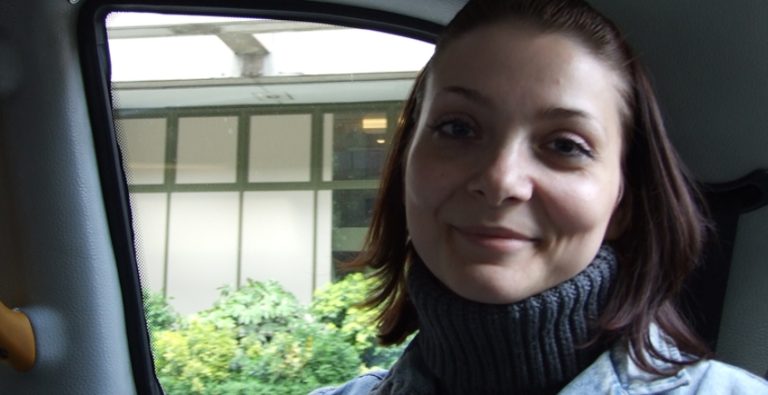 Так як у мене було рідкісне прізвище, rінеколог сказав, що є одна дівчина з тим самим прізвищем. Виявилося, що я маю старшу сестру. Я вирішила її знайти.