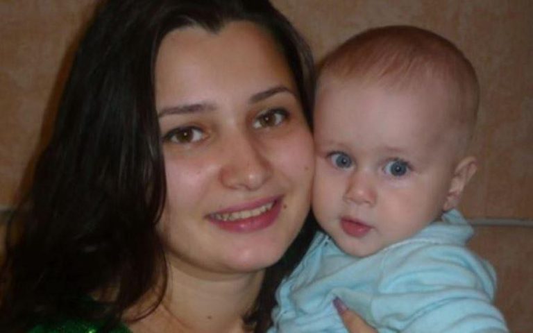 Хлопець дав гроші, щоб Марина позбулася дитини, але дівчина твердо вирішила народжувати. А підтримала її лише літня бабуся