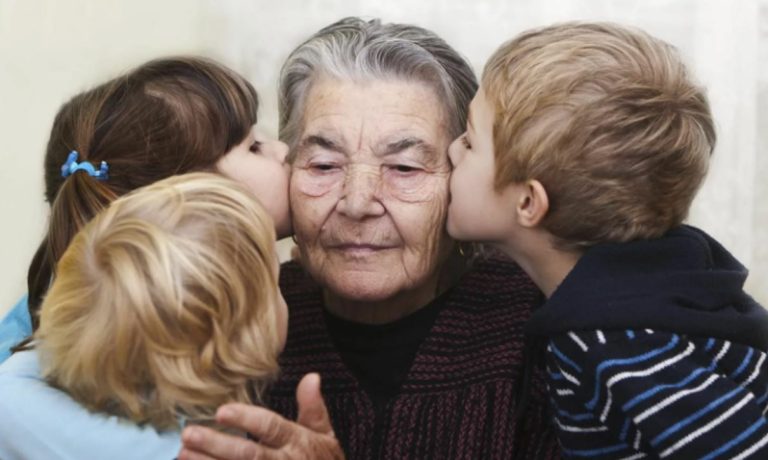 Я завжди знала, що мама любить брата більше за мене. Але я й уявити не могла, що цей фаворитизм може поширитись на наших дітей.