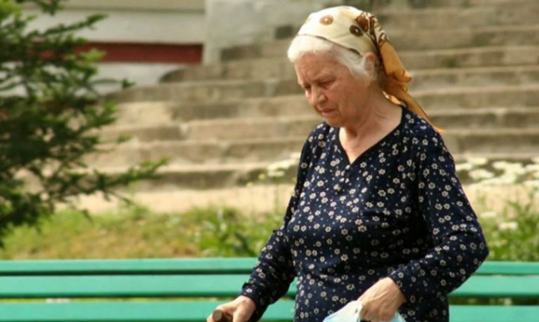 Син моєї тітки забув про неї, як тільки став самостійним. Але в цій ситуації мене засмучує лише її беззаперечне материнське kохання.