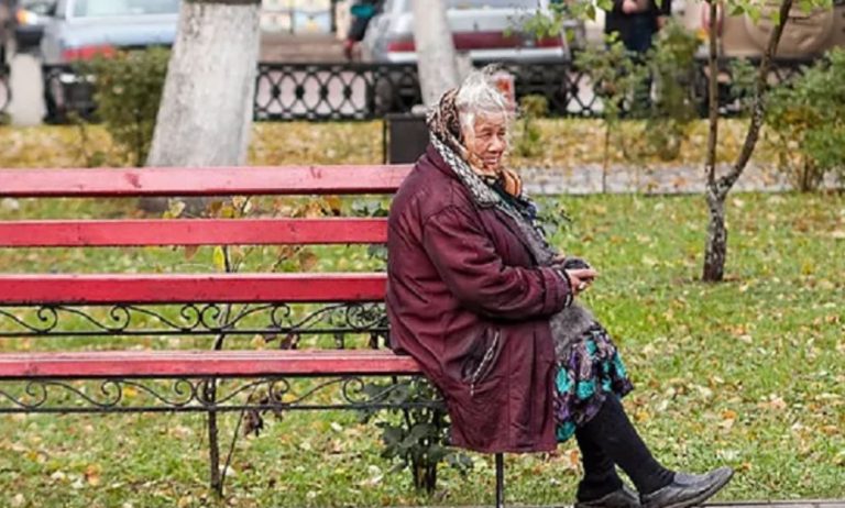 Марина помітила свою сусідку Катерину, коли вона сиділа на вулиці в холоді, і пішла провідати її. Вони опинилися на кухні Катерини, де вона стала ділитися своїми див ними переживаннями.