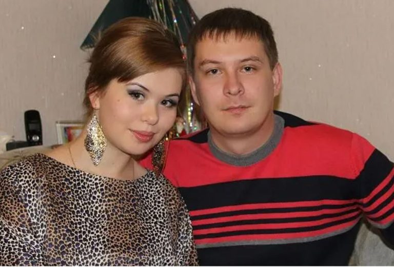 У школі Іра була вся в роздумах, все ще не оговтавшись від потрясіння через те, що Оксана, нова дружина її батька, була з іншим чоловіком, поки батько був у відрядженні.