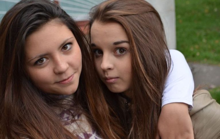 Олена та Оксана довго сперечалися про те, що подарувати своїм батькам. У ході цієї суперечки з’ясувалося, що вони мають кардинально різні погляди на сімейні цінності.