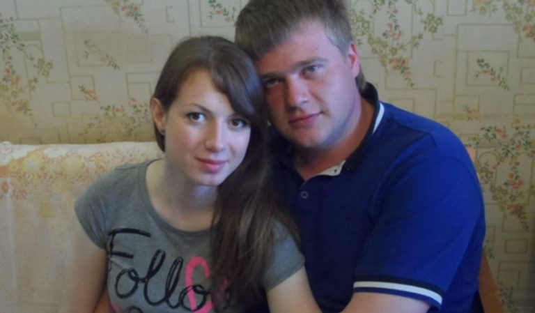 Подруги часто попереджали Риту про можливу зра ду її чоловіка. Піддавшись їхнім умовлянням і простеживши за чоловіком, вона була змушена вибачатися за свої сумніви.