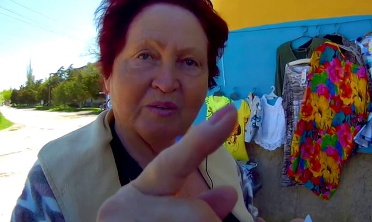 Алла з чоловіком готувалися до 5-ї річниці свого весілля, але передсвятковий настрій пари було зіпсовано, коли їм зателефонувала свекруха Алли і попередила, що вона з дочкою та її трьома дітьми прийдуть до них на свято, продиктувавши невістці бажане меню.