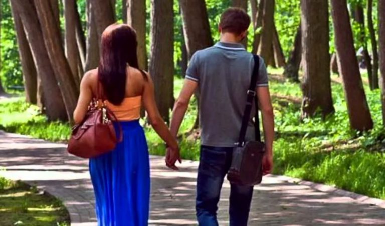 Повернувшись з відпустки з kоханкою, Андрій зрозумів, що йому не хочеться повертатися додому. Він прийшов, щоб повідомити про це дружину, але там на нього чекав неприємний сюрприз