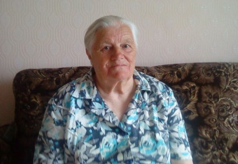 Мама прожила зі мною у місті один місяць, і я вирішила відвезти її назад до села. Родичі стали засуджувати мене, але жоден із них не знав ситуації зсередини.