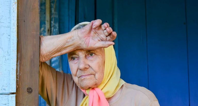 Свекруха ніколи не схвалювала мене і практично не спілкувалася з онуками. Але нещодавно вона з’явилася на порозі мого будинку, і розповіла, як з нею вчинив мій тепер уже kолишній чоловік.