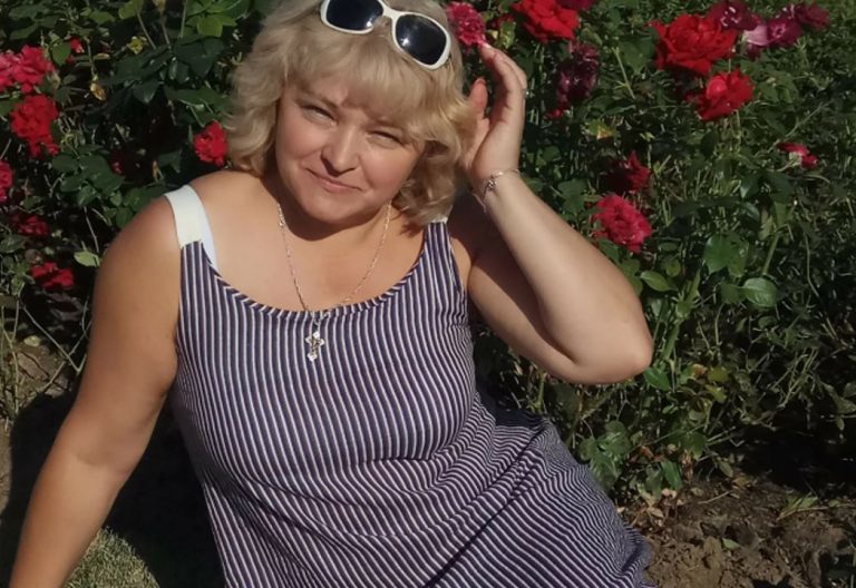 Вирішивши відпочити на морі, Валентина куnила квитки. На подив Валентини, до них приєдналася дочка Володимира зі своєю родиною, і тоді все перекинулося вгору дном.