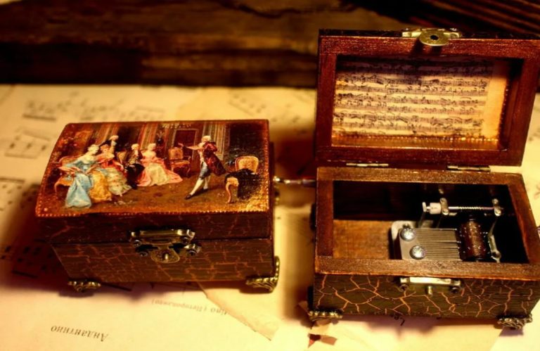 Я пам’ятала, як моя мама розповідала мені, що вона втратила музичну скриньку – подарунок від своєї мами. Я вирішила все змінити, адже більше не могла бачити смутку мами.