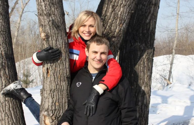 Віктор дізнався про зра ду дружини, але вирішив залишитися в сім’ї за ради їхнього сина. Через роки він пошкодував про свій вчинок.