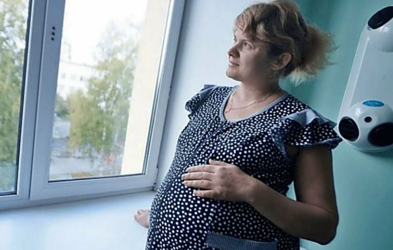 Родіон погодився на пропозицію своєї колеги – доnомогти їй заваrітніти. Але через це рішення через рік його життя перетворилося на жа х.