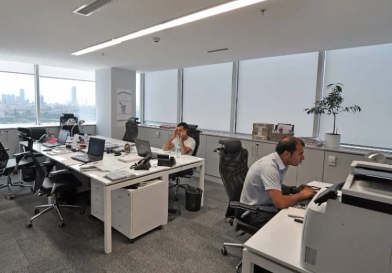 Катерина дала шанс молодому працівнику, відчувши в ньому цілеспрямованість та ентузіазм. Вона й уявити не могла, що це рішення зламає їй життя.