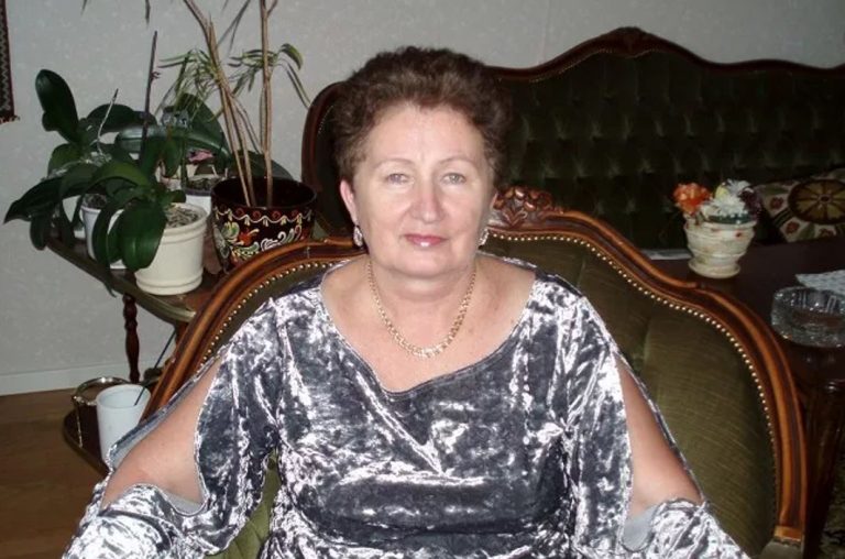 Ми з донькою вимушено переїхали до Чехії, але й тут ледве зводимо кінці з кінцями. Однак мою маму це не хвил ює – і вона вимагає піклуватися про неї.