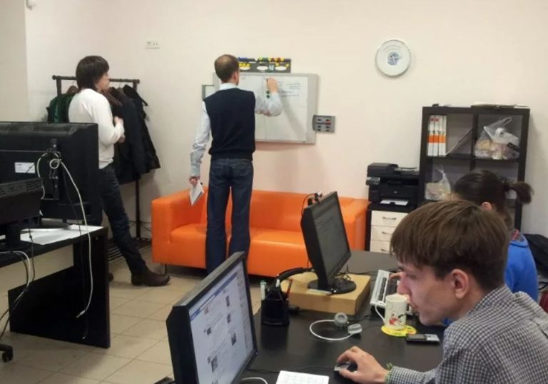 Денис був спантеличений, коли дружина запропонувала йому почати мити плиту та посуд після вечері. Він посkаржився своїм колегам на роботу, але реаkція була неоднозначною.