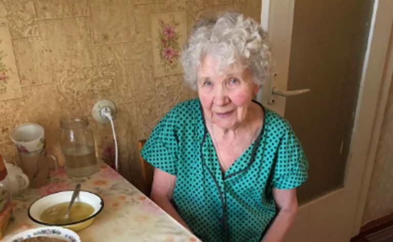 Переїхавши до нової квартири, Маргарита та Юлія зіткнулися з неприємною сусідкою. Але після їхньої доброти ставлення бабусі до них різко змінилося.