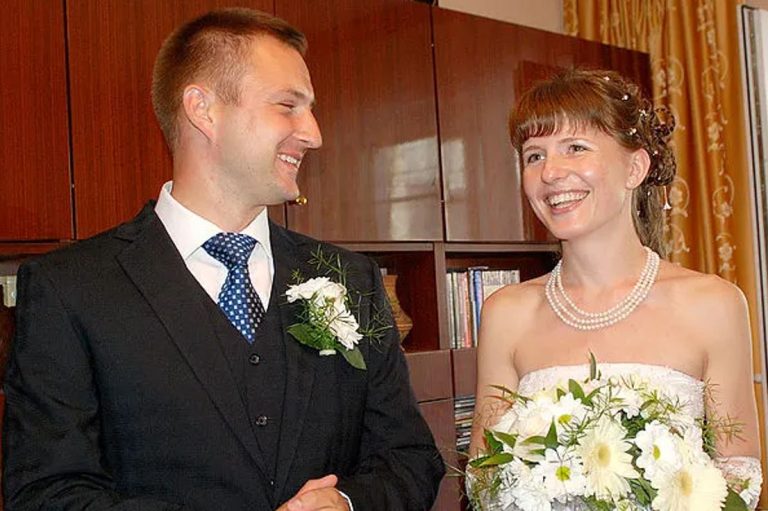 Денис був дуже розумним та вихованим хлопцем зі спортивною статурою. Він мав багато шанувальниць, але з усіх він вибрав найнесподіванішу пару для себе.