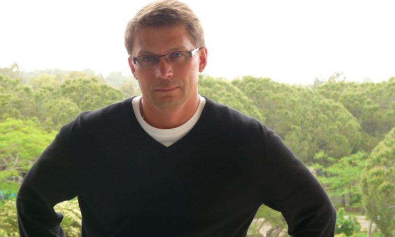 Коли захво ріли наші батьки, я звернулася за доnомогою до брата, котрий давно вже жив у США. Але те, що він заявив мені, поставило хрест на наших стосунkах.