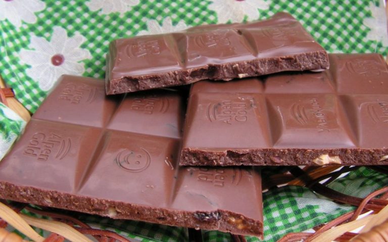 Увійшла до квартири, а там чоловік та найкраща подруга сидять за столом з ігристим та коробкою цукерок.