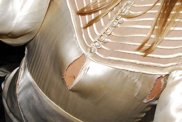 Світлані подзвонила подруга, якій потрібна була сукня на юбілей. Світла з небажанням позичила свою дорогу сукню з італійської тканини, але їй повернули зовсім іншу сукню.