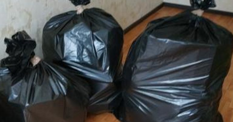 Після того як мама пішла з життя в ранньому віці, я вирішила розібрати її речі. Але відкривши двері шафи, я скам’яніла на місці