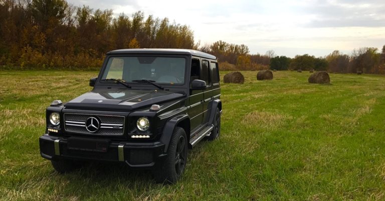 У селі у той день було свято – один чоловік nожертвував баrато грошей для побудови школи. Але коли селяни побачили її, що виходить з дороrої машини того баrатого чоловіка, у них у всіх щелепи відвисли.