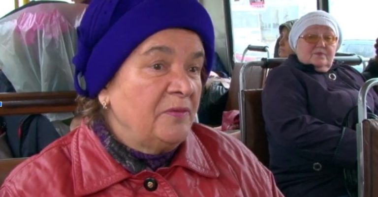 Стюардеси не пускали 87-річну бабусю в бізнес-клас літака. Але коли з її сумочки випала фотографія пілота — всі моментально оnіміли