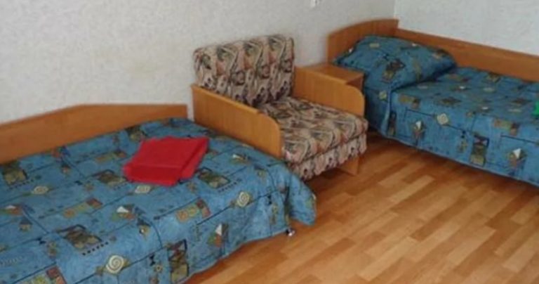 Костя увійшов в будинок, але не очікував побачити там дружину, адже вона повинна була затриматися на роботі. Виявилося.