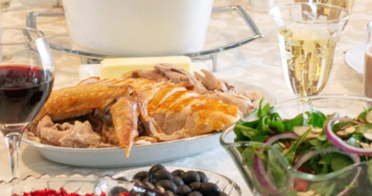 Я Накрила Розкішний Стіл Для Батьків, Але Після Першої Ложки Мама Скривила Обличчя І Косо Подивилася На Мене, Виявилося.