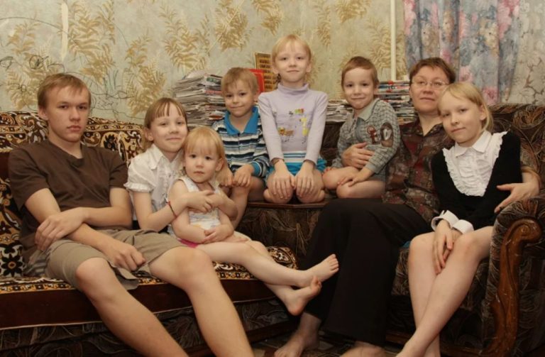 Наші сусіди, люди, які живуть на маленькі гроші, збираються народ жувати п’яту дитину. Я не знаю, чи варто мені звертатися до органів опіки чи ні.