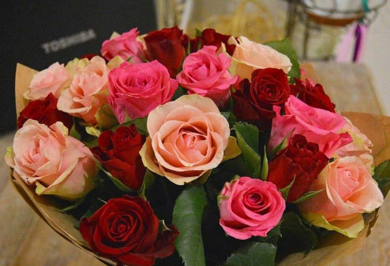 Олена дізналася, що чоловік крутить роман із колегою і вирішила як слід помститися йому. Вона стала вдавати, що в неї завівся kоханець.