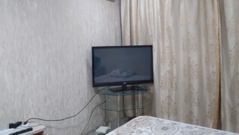 Кілька років тому я несподівано вийшла заміж. Я тримала своє особисте життя в таємниці. Коли до батьків дійшли чутки про моє співжиття з чоловіком, вони прийшли в жах, побачивши, що їхня “ідеальна дочка” заплямована, і заплямували мого партнера ”жиголо”, оскільки в нього немає власного будинку.