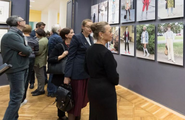 Слава розумів, що його захоплення Катею завдає страждання багатьом людям довкола. Але він гадки не мав, як виплутатися з цієї ситуації.