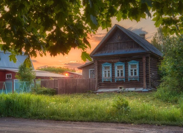 Щоб уникнути ганьби через свою вагітність, Настя покинула навчання і почала працювати консьєржкою в елітному будинку. Саме там вона знайшла своє справжнє щастя.