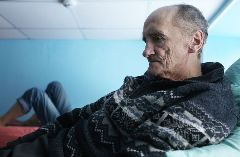 Коли син вигнав Матвія з дому, старий вирішив повернутися до села, згадуючи своє давно втрачене кохання. З волі долі, незабаром йому судилося зустрітися з нею.