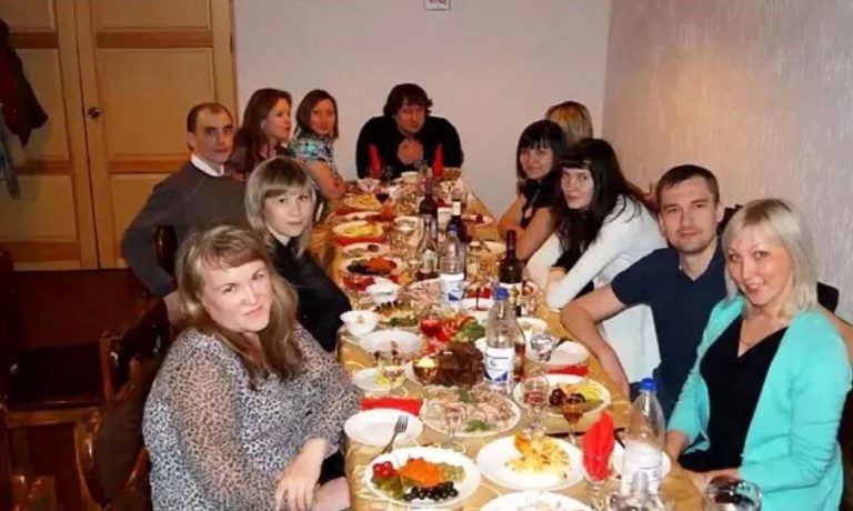 Сергію здавалося, що його життя більше не має сенсу, і що він постійно котиться на дно. Але випадкова зустріч із kолишньою однокласницею повернула йому сили та віру.