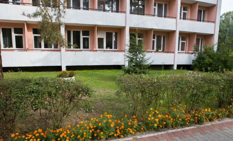 У санаторії Ніна познайомилася з Михайлом, а той запропонував їй кинути своїх половинок та зійтись. Ніна не встигла ухвалити рішення, як Бог подав їй знак