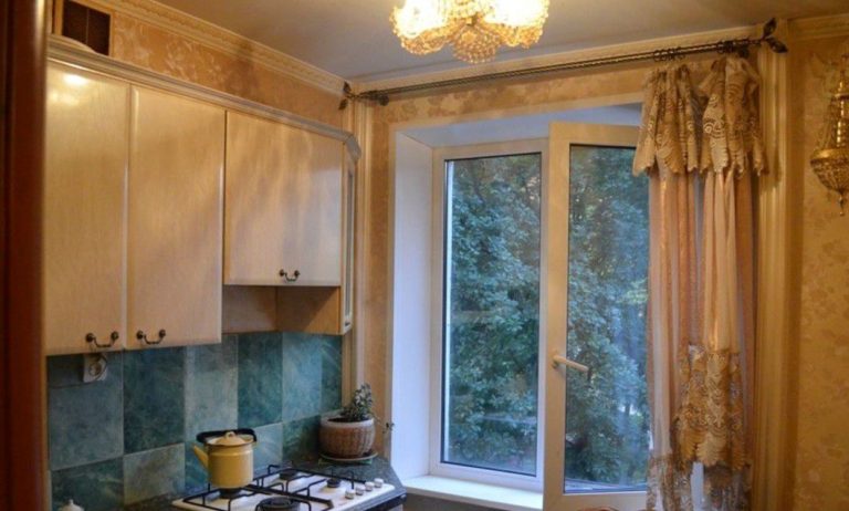 Марина Петрівна проводила сина на заробітки, і раптом подзвонили у двері. Жінка вручила Марині пакунок з дитиною і миттю зникла