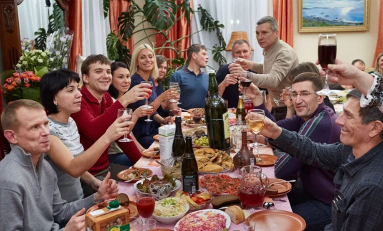 Коли чоловік повернувся від своєї матері та розповів про їхню розмову, я з сумом усвідомила: жодного святкового настрою на Новий рік у мене не буде.