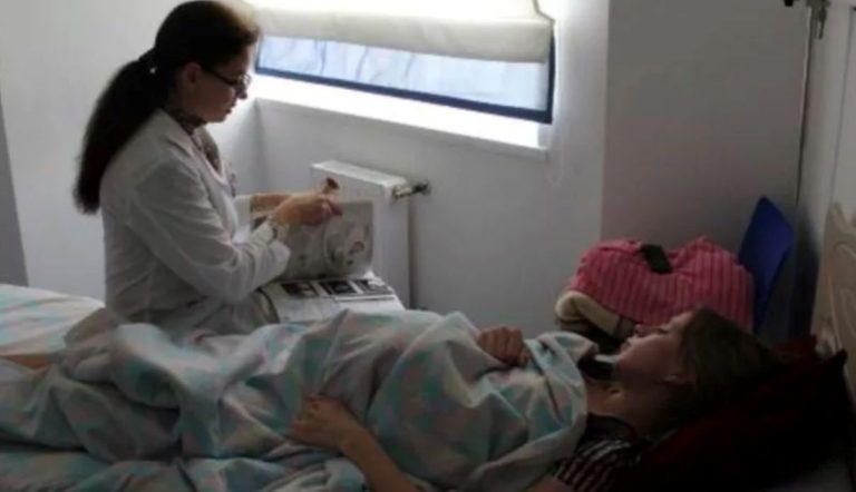 Даша з дитинства не ладнала з мамою. Вона робила все навпаки, а як радила мати. Після того, як мати захворіла, очі Даші нарешті розплющилися.