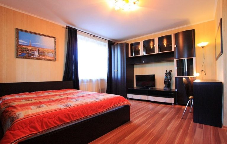 Катя сиділа в м’якому кріслі юридичного офісу, занурена у свої думки. Все майно її батька, за заповітом, залишалося Дімі, її брату. Хоча вона розуміла, що братові воно було потрібніше, в душі причаїлася образа.