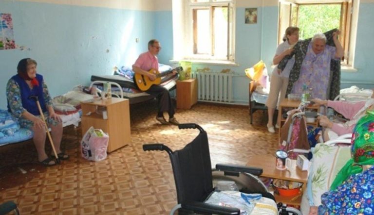 Мій брат вирішив відправити нашу маму до будинку для людей похилого віку. На жаль, я не маю коштів на утримання мами, але й відмовляти їй у комфортній старості в її будинку я не хочу.