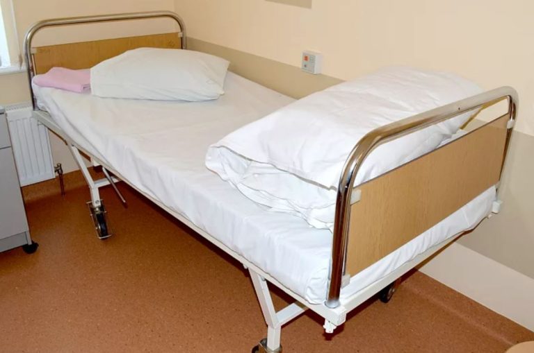 Мій брат завжди здавався мені якимось холодним до мене. Він старший за мене на 4 роки, і я завжди відчувала себе винною перед ним у чомусь. Нещодавно я потрапила до лікарні з високою температурою, і такої турботи від брата я б у житті не чекала