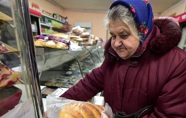 Одного разу Костя погодився доглянути улюблену кішку однієї бабусі. Тоді він і уявити не міг, що ця доброта налагодить його особисте життя.