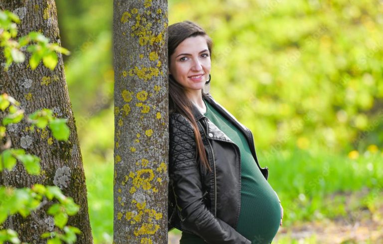 Олена терміново попросила Петра прикинутись її чоловіком на кілька годин, щоб зустрітися з її строгим батьком, який заїжджав до міста.