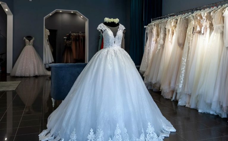 Дівчина підійшла до бабусі та вирішила купити у неї фату. Почувши історію цієї фати, дівчина не могла повірити своїм вухам.