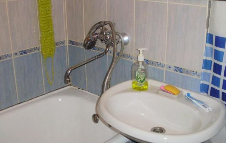 Я дізналася, що чоловік планує зустрітися з коханкою в нашому домі, налила крем для депіляції у пляшку з шампунем та пішла з легким серцем.